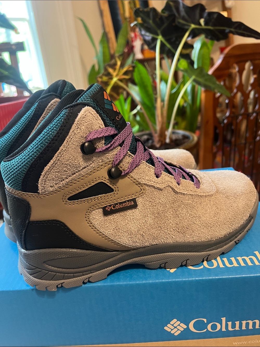 NIB Columbia Newton Ridge BC Wet Sand Cedar women’s 7.5 hiking trail boots